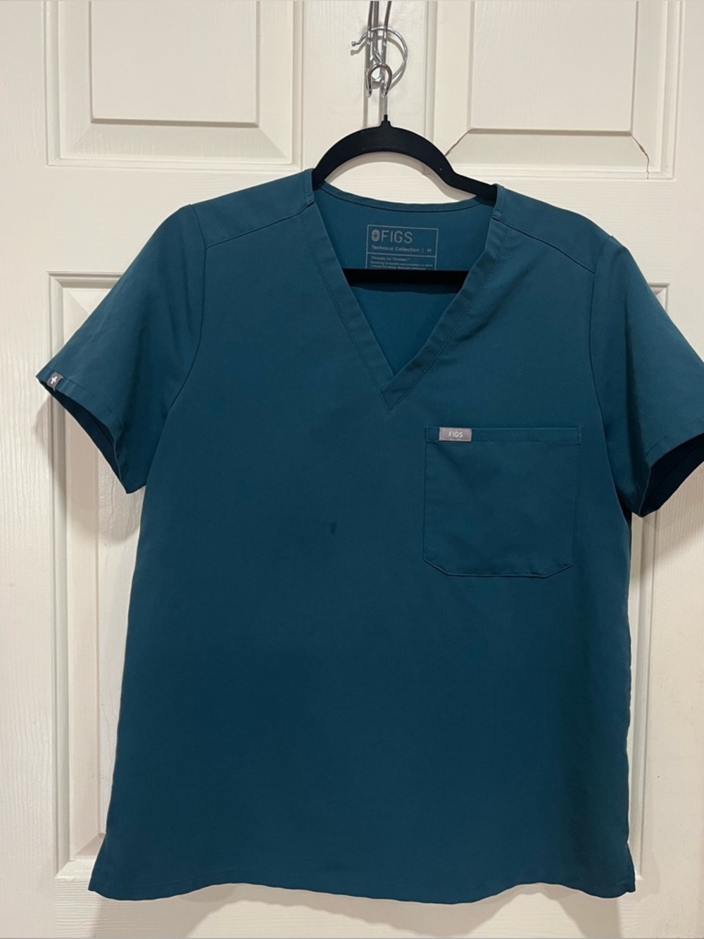 FIGS Women’s Caribbean Blue Scrub Top & Jogger Pants